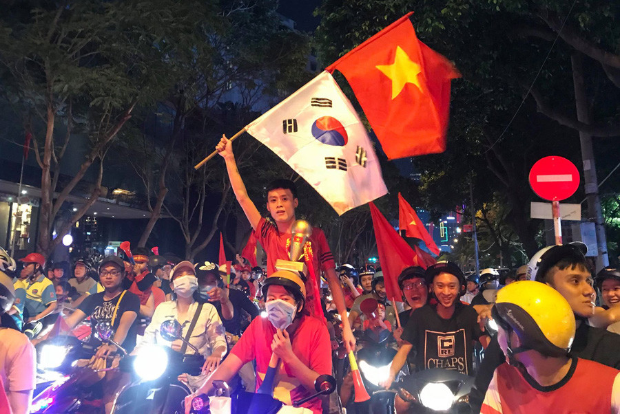 CĐV cả nước xuống đường mừng đội tuyển Việt Nam ảnh 13