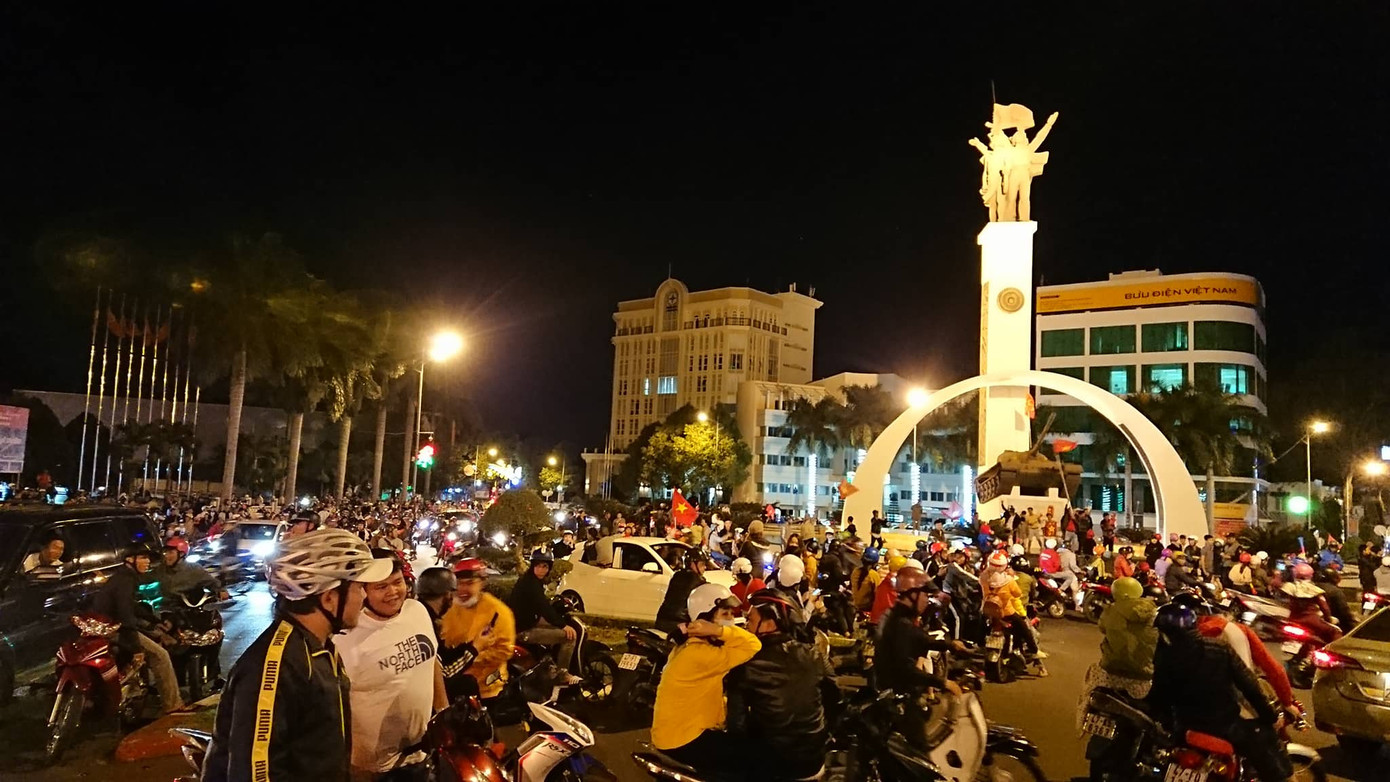 CĐV cả nước xuống đường mừng đội tuyển Việt Nam ảnh 44