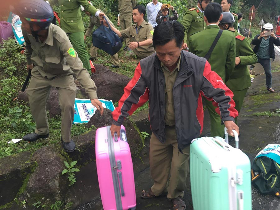 Xe chở hàng chục sinh viên rơi xuống vực sâu khi vượt đèo Hải Vân ảnh 8