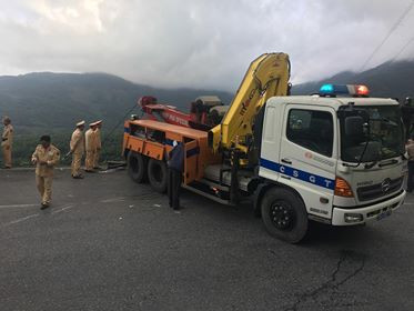 Xe chở hàng chục sinh viên rơi xuống vực sâu khi vượt đèo Hải Vân ảnh 5