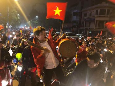 CĐV cả nước xuống đường mừng đội tuyển Việt Nam ảnh 12