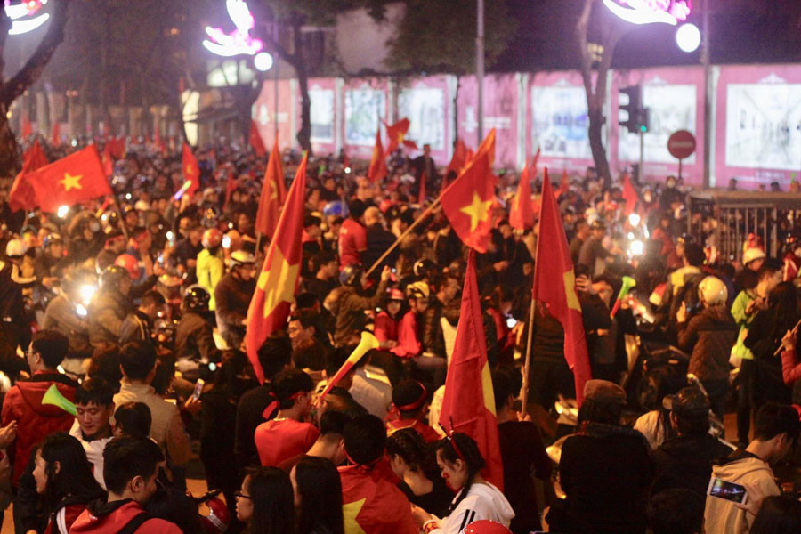 CĐV cả nước xuống đường mừng đội tuyển Việt Nam ảnh 36