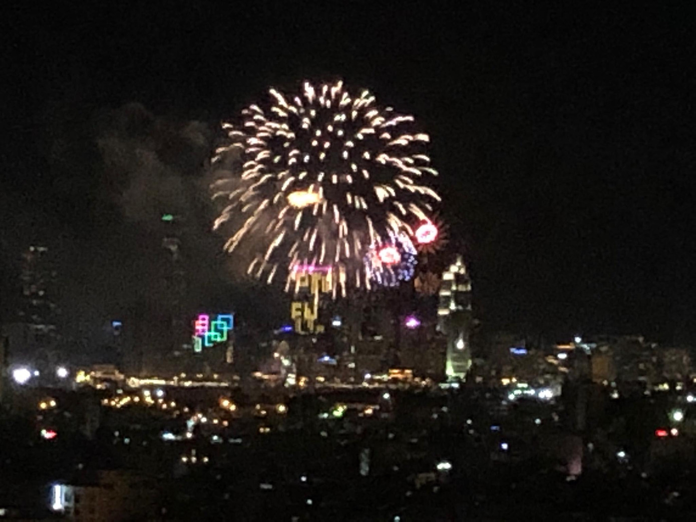 Triệu người cùng đếm ngược hô vang 'chúc mừng năm mới' ảnh 1