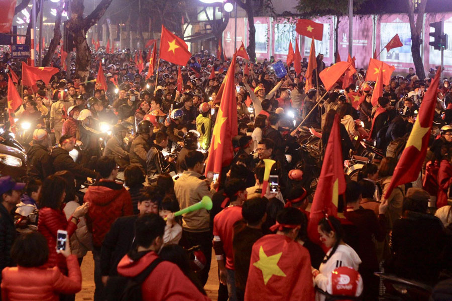 CĐV cả nước xuống đường mừng đội tuyển Việt Nam ảnh 35