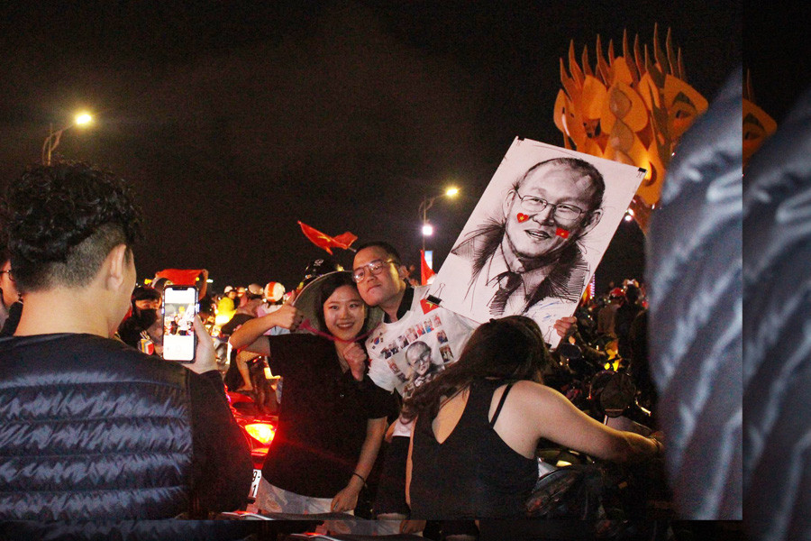 CĐV cả nước xuống đường mừng đội tuyển Việt Nam ảnh 5