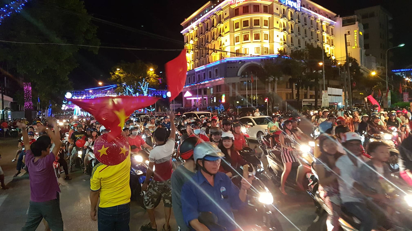 CĐV cả nước xuống đường mừng đội tuyển Việt Nam ảnh 41