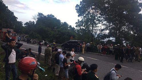 Xe chở hàng chục sinh viên rơi xuống vực sâu khi vượt đèo Hải Vân ảnh 7