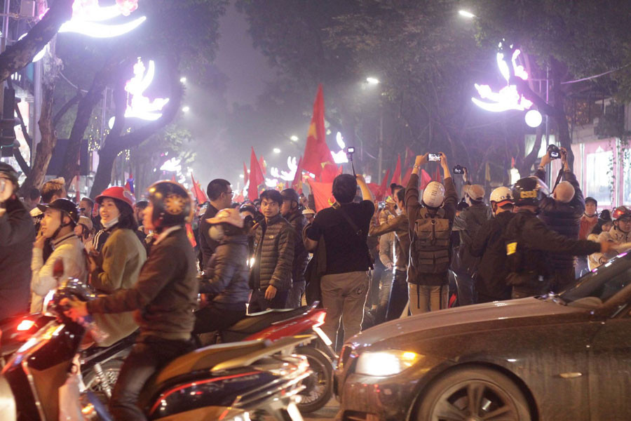 CĐV cả nước xuống đường mừng đội tuyển Việt Nam ảnh 34