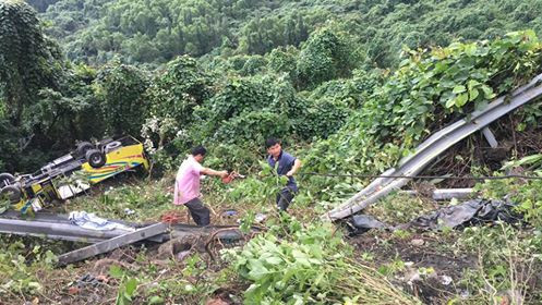 Xe chở hàng chục sinh viên rơi xuống vực sâu khi vượt đèo Hải Vân ảnh 9