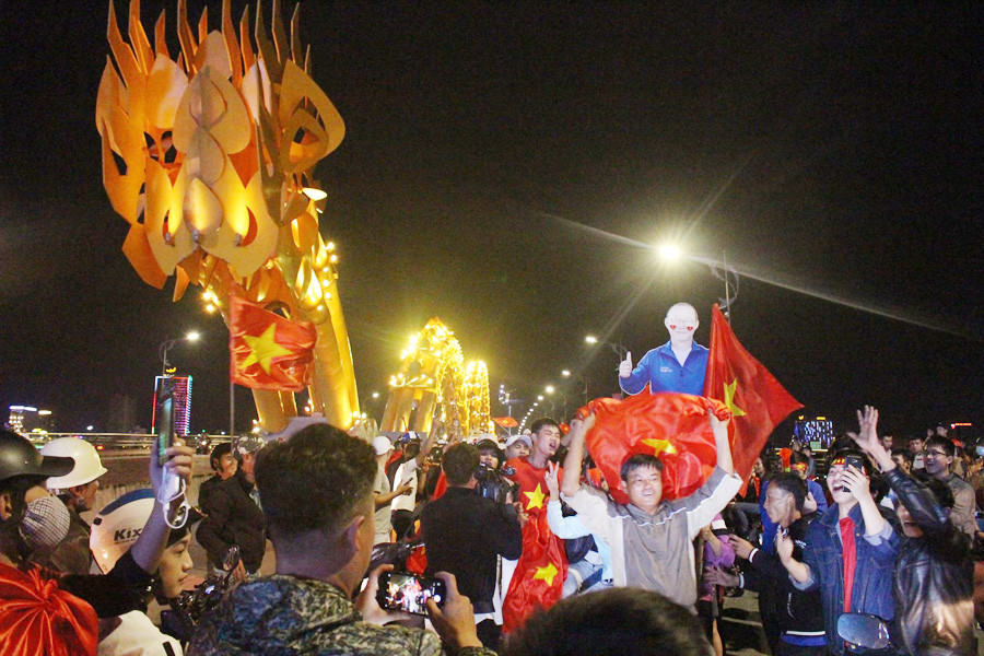 CĐV cả nước xuống đường mừng đội tuyển Việt Nam ảnh 6