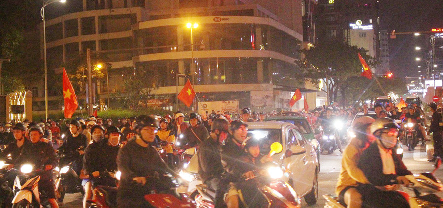 CĐV cả nước xuống đường mừng đội tuyển Việt Nam ảnh 7