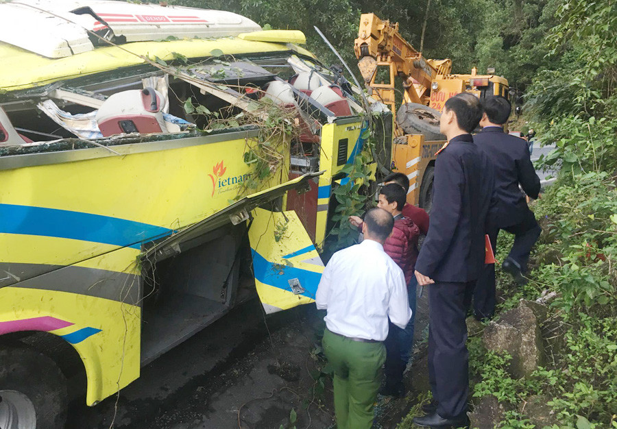 Xe chở hàng chục sinh viên rơi xuống vực sâu khi vượt đèo Hải Vân ảnh 3