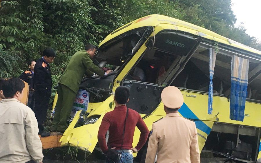 Xe chở hàng chục sinh viên rơi xuống vực sâu khi vượt đèo Hải Vân ảnh 4