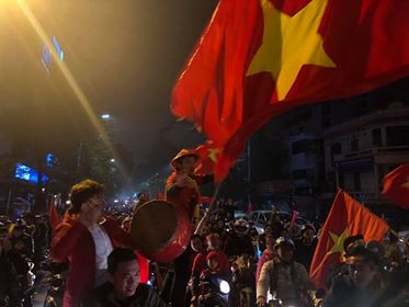 CĐV cả nước xuống đường mừng đội tuyển Việt Nam ảnh 8