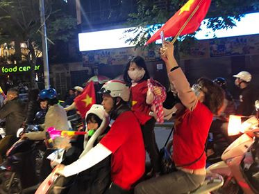 CĐV cả nước xuống đường mừng đội tuyển Việt Nam ảnh 10