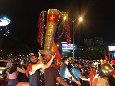 CĐV cả nước xuống đường mừng đội tuyển Việt Nam ảnh 28