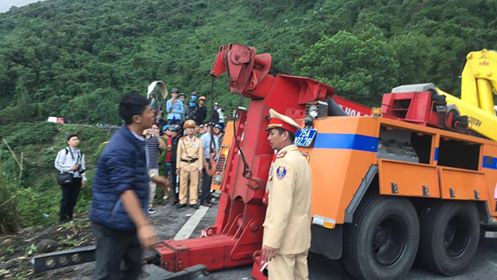 Xe chở hàng chục sinh viên rơi xuống vực sâu khi vượt đèo Hải Vân ảnh 6