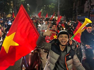 CĐV cả nước xuống đường mừng đội tuyển Việt Nam ảnh 11