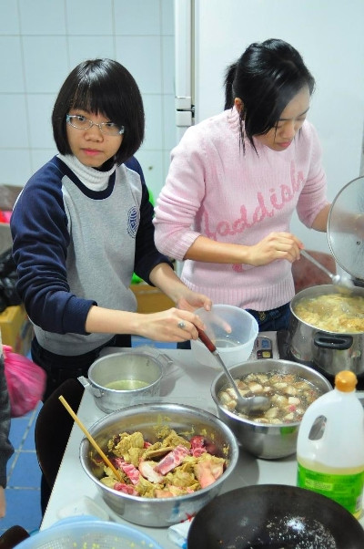 Du học sinh Việt Nam tại Hàn quốc chuẩn bị đồ ăn đêm 30 Tết. 