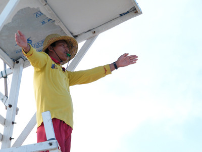 quan sát người tắm biển từ trên chòi canh cứu hộ (ảnh nhỏ) Ảnh: Cát Hiền