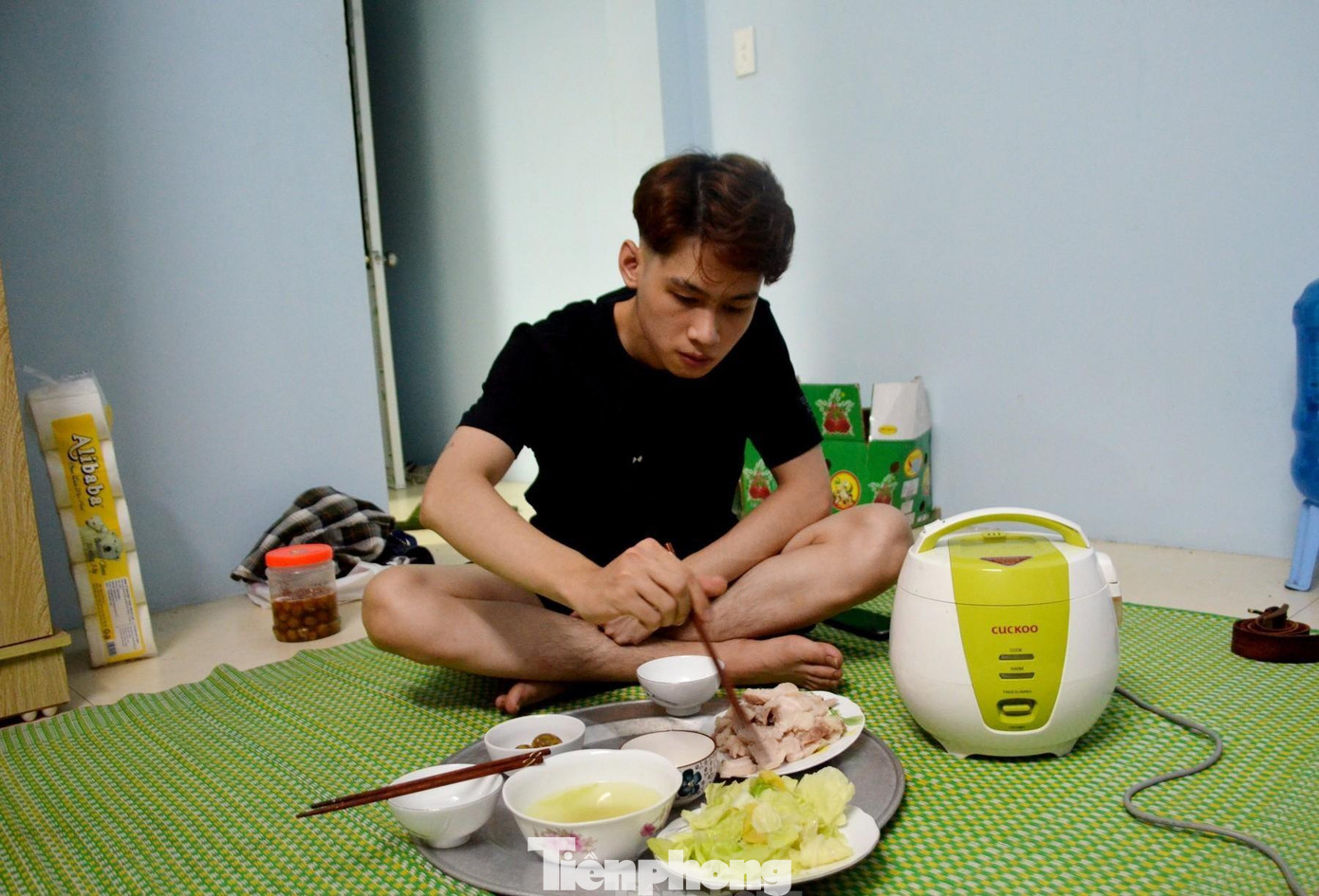Bữa ăn giản dị tại phòng trọ của sinh viên thời &quot;bão giá&quot;.