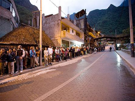 Xếp hàng chờ xe bus chở lên đỉnh Macchu Picchu