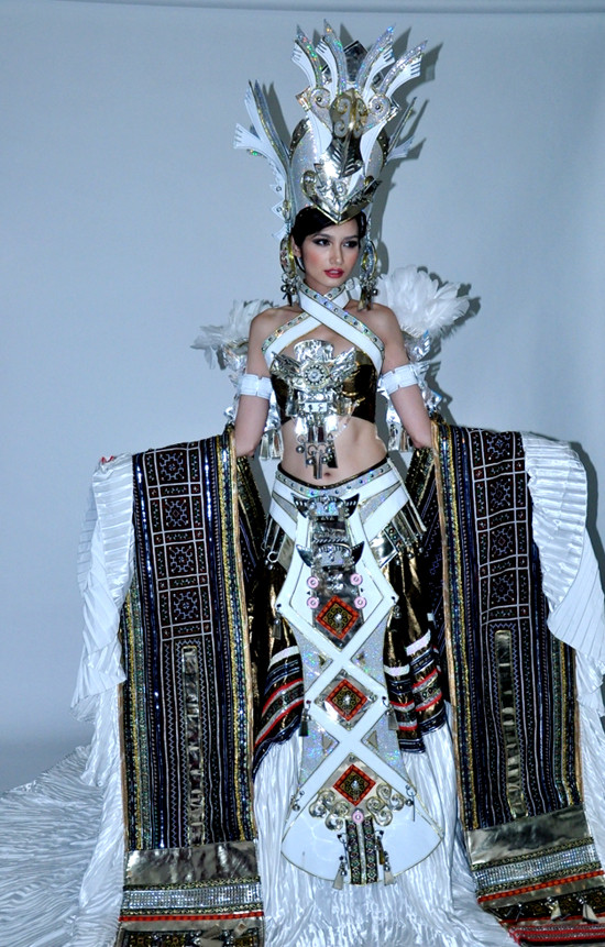 Trúc Diễm ấn tượng với trang phục dân tộc