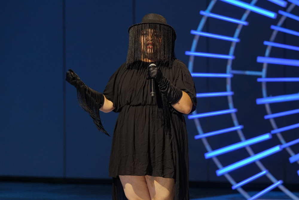 Nguyễn Xuân Sơn thể hiện chuyên môn stylist trên tại cuộc thi ca hát.