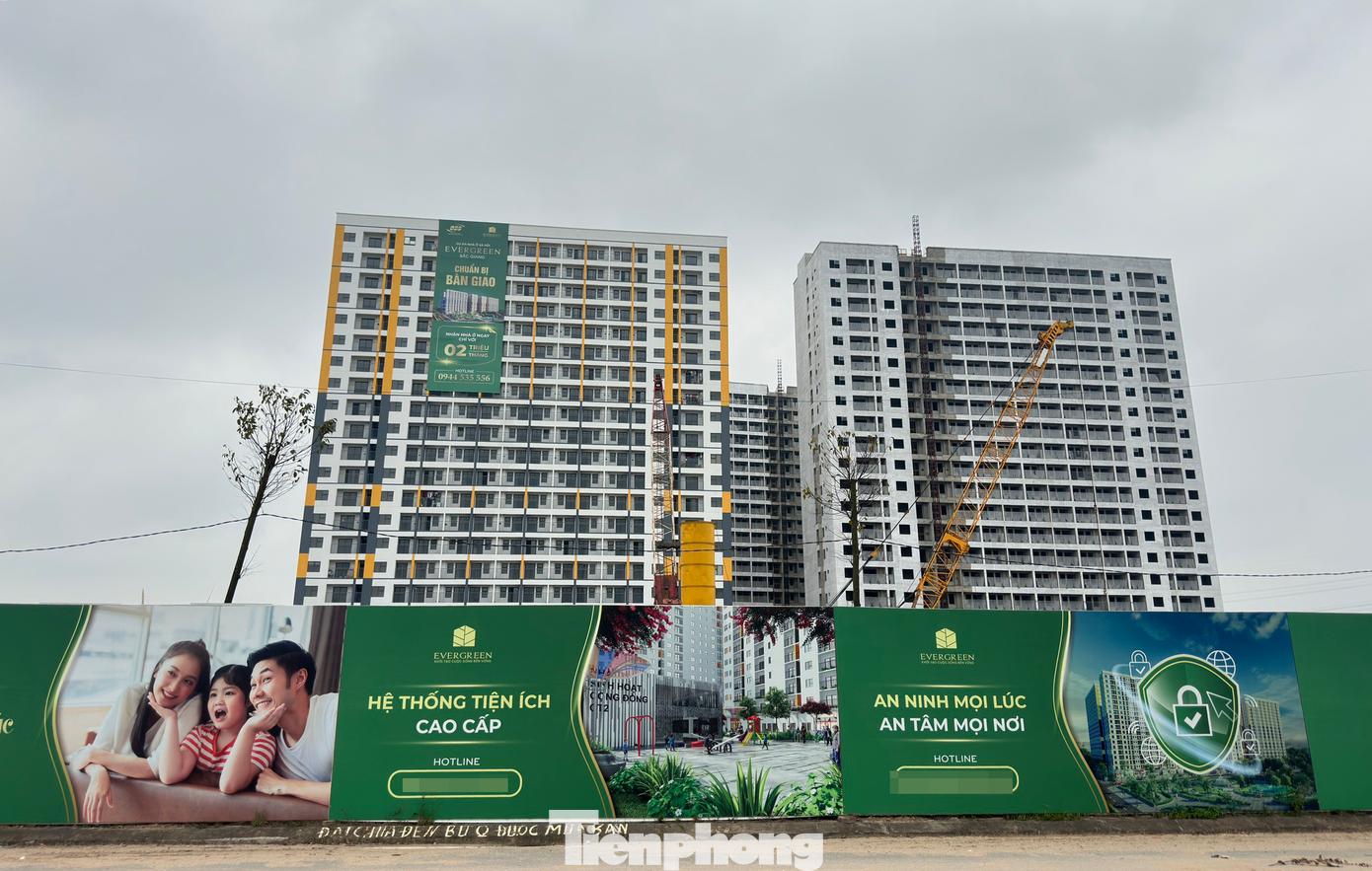 Giá căn hộ tại NƠXH Evergreen Bắc Giang đang được môi giới rao bán ở mức 13,4 triệu đồng/m2. Muốn mua căn đẹp phải đóng tiền chênh ít nhất 20 triệu đồng nữa. (Ảnh: Lập Đông) Giá căn hộ tại NƠXH Evergreen Bắc Giang đang được môi giới rao bán ở mức 13,4 triệu đồng/m2. Muốn mua căn đẹp phải đóng tiền chênh ít nhất 20 triệu đồng nữa. (Ảnh: Lập Đông)