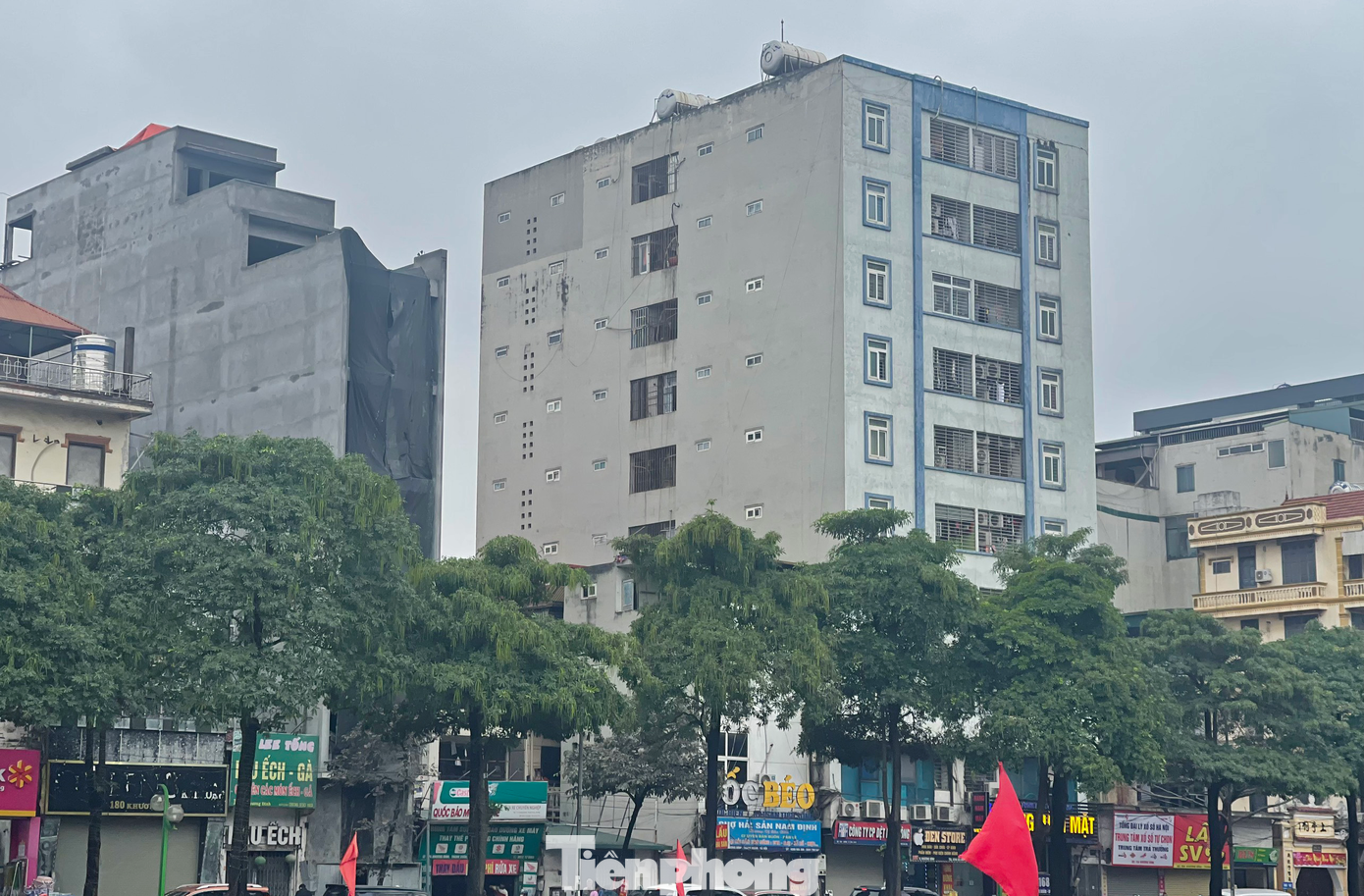 CCMN số 166+168 đường Khương Đình, Hạ Đình (Thanh Xuân, Hà Nội) do ông Nguyễn Mạnh Tiến làm chủ đầu tư vi phạm quy định về PCCC. Được biết, tòa CCMN này cao 10 tầng, chia nhỏ thành hàng trăm căn hộ với diện tích từ 20 – 50 m2. CCMN số 166+168 đường Khương Đình, Hạ Đình (Thanh Xuân, Hà Nội) do ông Nguyễn Mạnh Tiến làm chủ đầu tư vi phạm quy định về PCCC. Được biết, tòa CCMN này cao 10 tầng, chia nhỏ thành hàng trăm căn hộ với diện tích từ 20 – 50 m2.