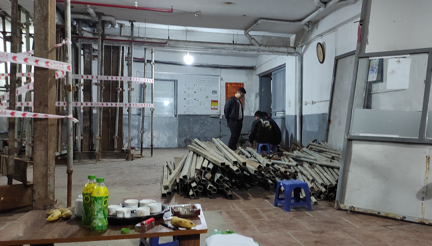 Tuy lo lắng nhưng 57 hộ dân vẫn sinh sống bình thường vì khi ấy là Tết Nguyên đán 2024, không biết chuyển đi đâu. Khi nhận thông tin về dấu hiệu công trình nhà ở số 22B, lãnh đạo quận Thanh Xuân, UBND phường Hạ Đình đã cắt cử lực lượng chuyên môn xuống hiện trường kiểm tra, khảo sát hiện trạng. (Ảnh: Người dân cung cấp) Tuy lo lắng nhưng 57 hộ dân vẫn sinh sống bình thường vì khi ấy là Tết Nguyên đán 2024, không biết chuyển đi đâu. Khi nhận thông tin về dấu hiệu công trình nhà ở số 22B, lãnh đạo quận Thanh Xuân, UBND phường Hạ Đình đã cắt cử lực lượng chuyên môn xuống hiện trường kiểm tra, khảo sát hiện trạng. (Ảnh: Người dân cung cấp)