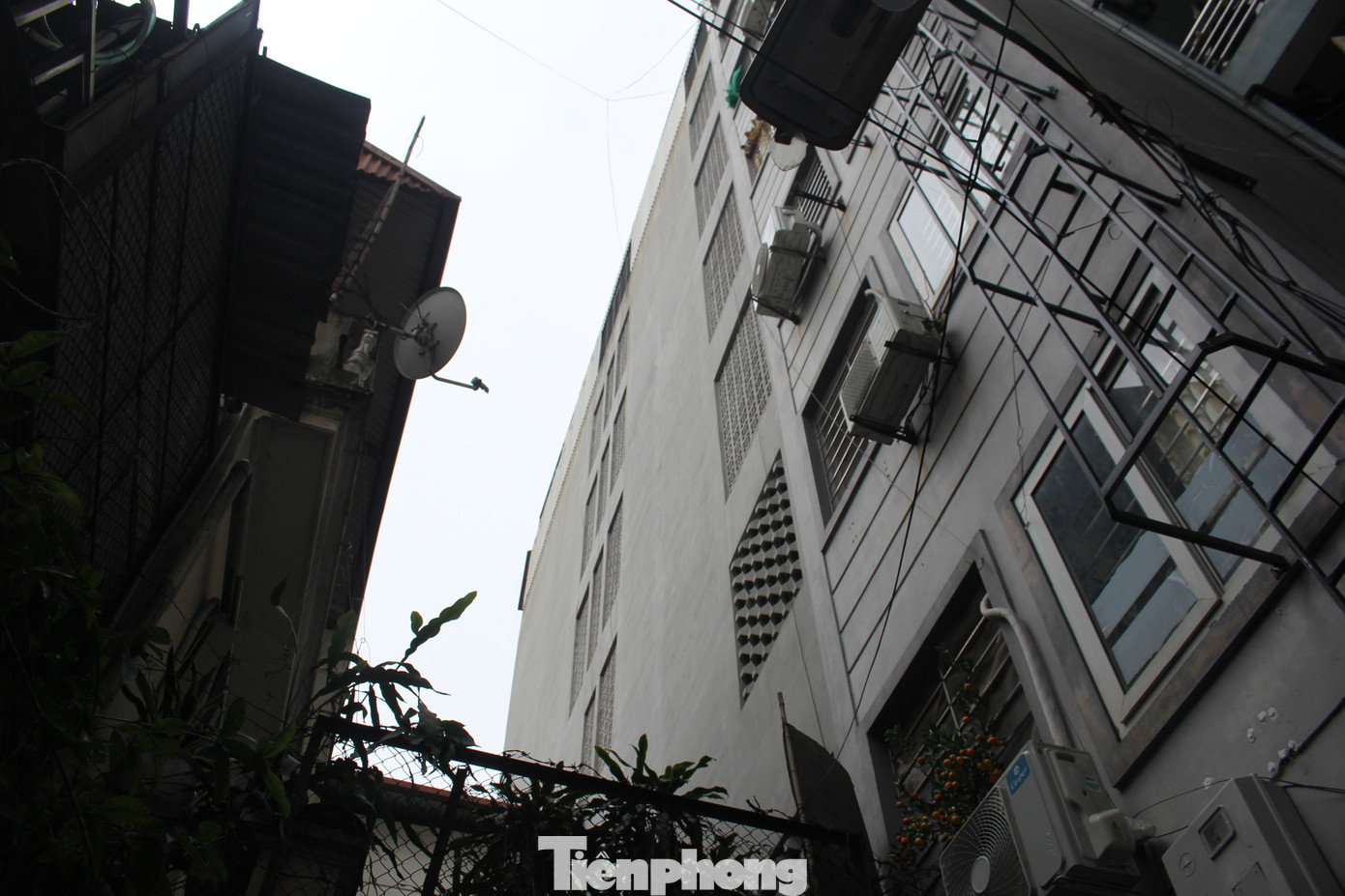 Theo tìm hiểu, chung cư mini 22B ngách 236/17 có 8 tầng với gần 60 căn hộ được đưa vào sử dụng năm 2017. Theo tìm hiểu, chung cư mini 22B ngách 236/17 có 8 tầng với gần 60 căn hộ được đưa vào sử dụng năm 2017.