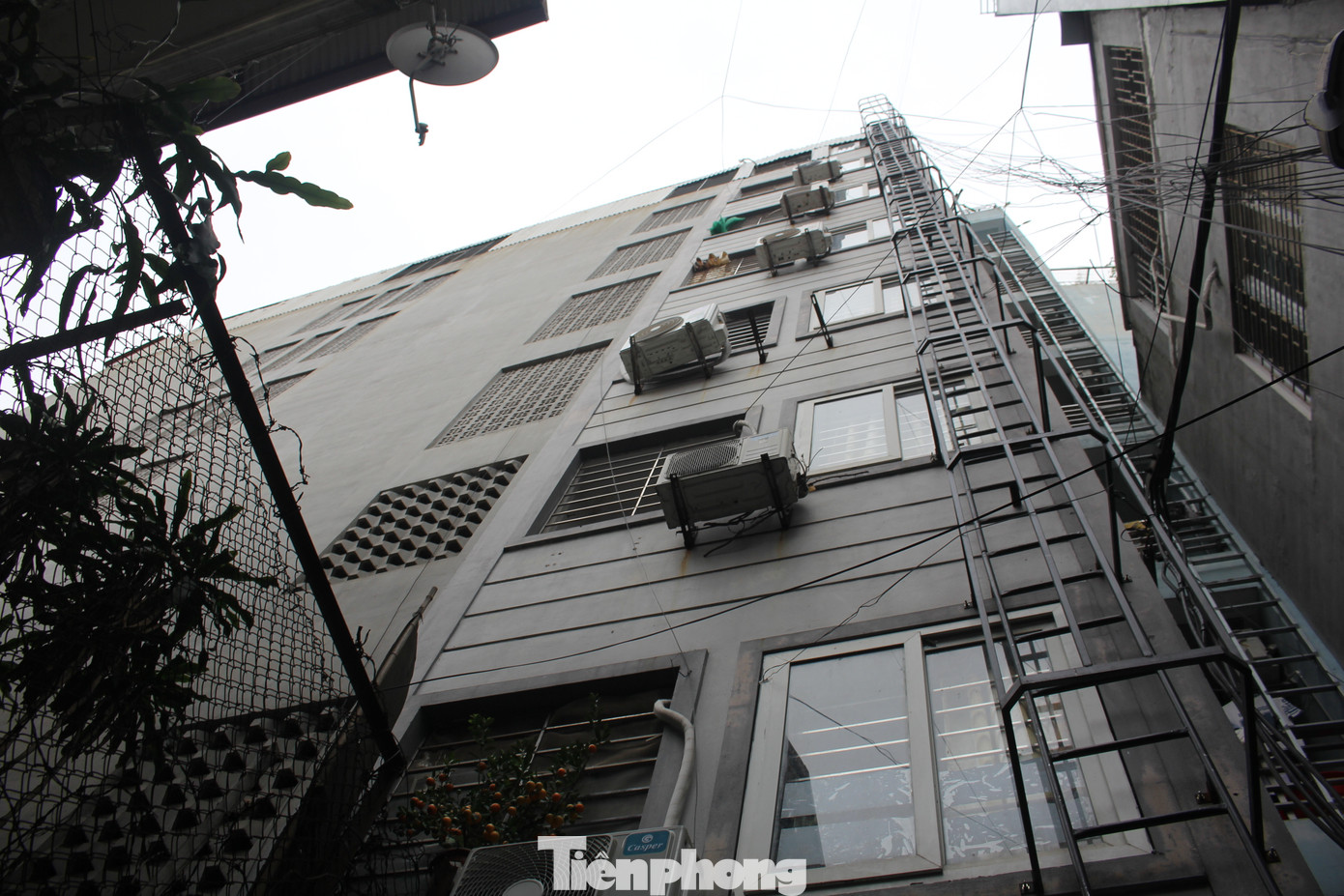 CCMN số 22B, ngách 236/17 Khương Đình (Hạ Đình, Thanh Xuân) bị nứt cột khiến toàn bộ cư dân phải di dời khẩn cấp vừa bị Công an quận Thanh Xuân nêu tên vì vi phạm quy định PCCC. CCMN số 22B, ngách 236/17 Khương Đình (Hạ Đình, Thanh Xuân) bị nứt cột khiến toàn bộ cư dân phải di dời khẩn cấp vừa bị Công an quận Thanh Xuân nêu tên vì vi phạm quy định PCCC.