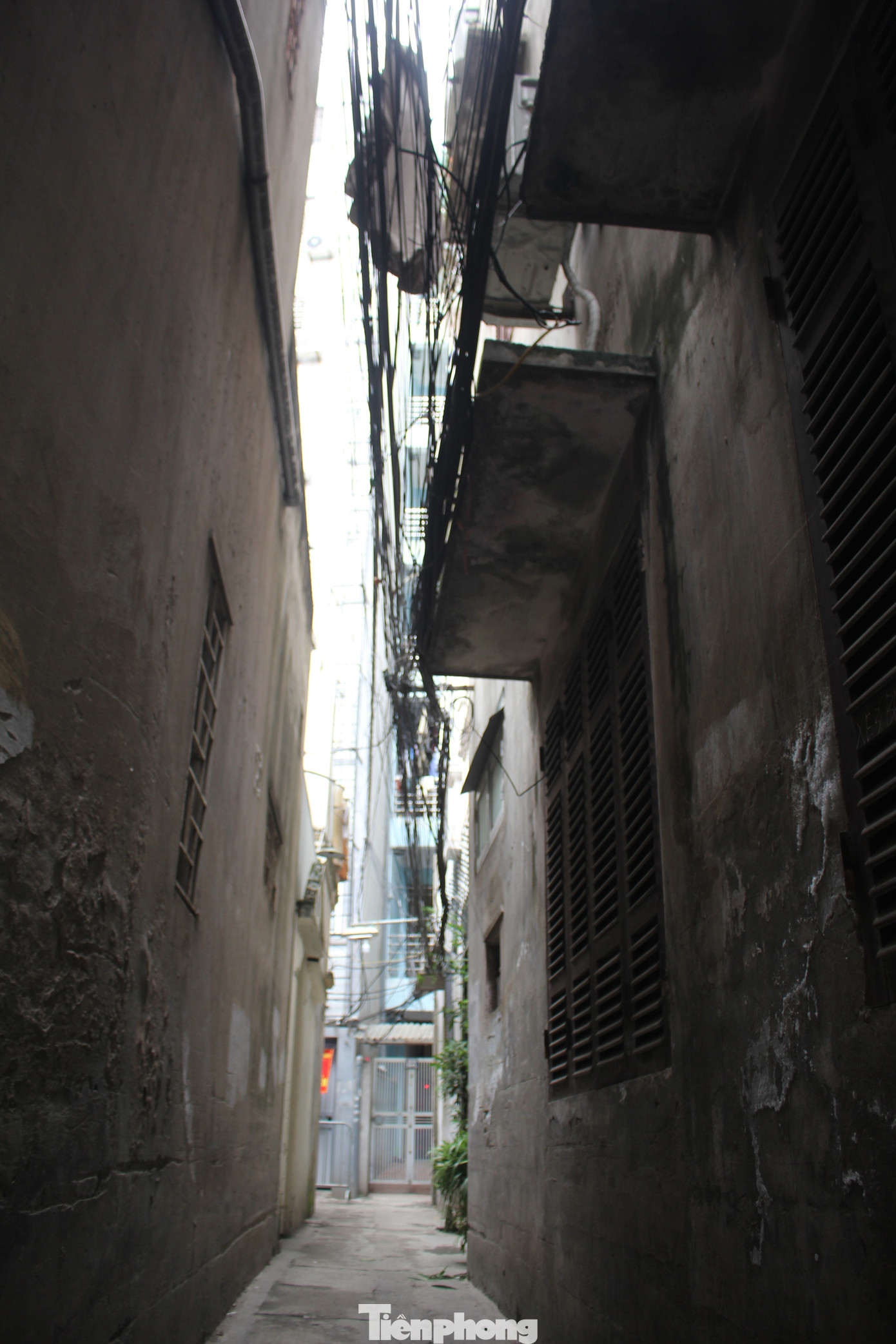 Lối vào của cả hai tòa chung cư mini là một con ngách có bề ngang chưa đầy 1m, do đó việc di chuyển của cư dân tại đây khá khó khăn, bất tiện. Lối vào của cả hai tòa chung cư mini là một con ngách có bề ngang chưa đầy 1m, do đó việc di chuyển của cư dân tại đây khá khó khăn, bất tiện.