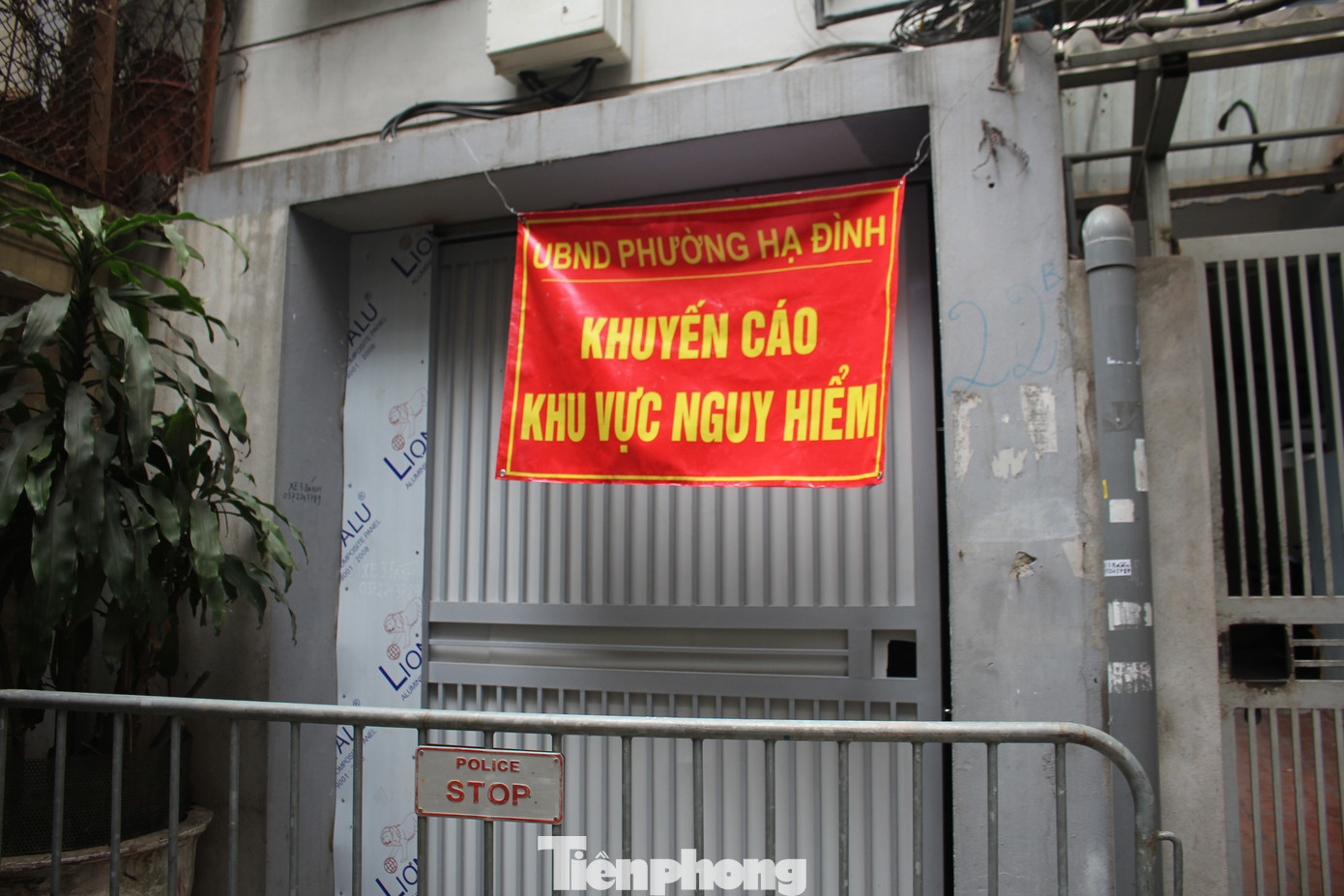 Hiện tại, trước cửa tòa nhà, lực lượng chức năng phường Hạ Đình đã cho dựng barie rào chắn và treo thông báo “Khuyến cáo khu vực nguy hiểm”. Hiện tại, trước cửa tòa nhà, lực lượng chức năng phường Hạ Đình đã cho dựng barie rào chắn và treo thông báo “Khuyến cáo khu vực nguy hiểm”.