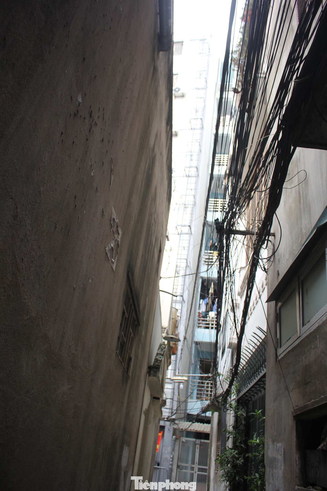 Lối vào của cả hai tòa chung cư mini là một con ngách có bề ngang chưa đầy 1m, do đó việc di chuyển của cư dân tại đây khá khó khăn, bất tiện. Lối vào của cả hai tòa chung cư mini là một con ngách có bề ngang chưa đầy 1m, do đó việc di chuyển của cư dân tại đây khá khó khăn, bất tiện.