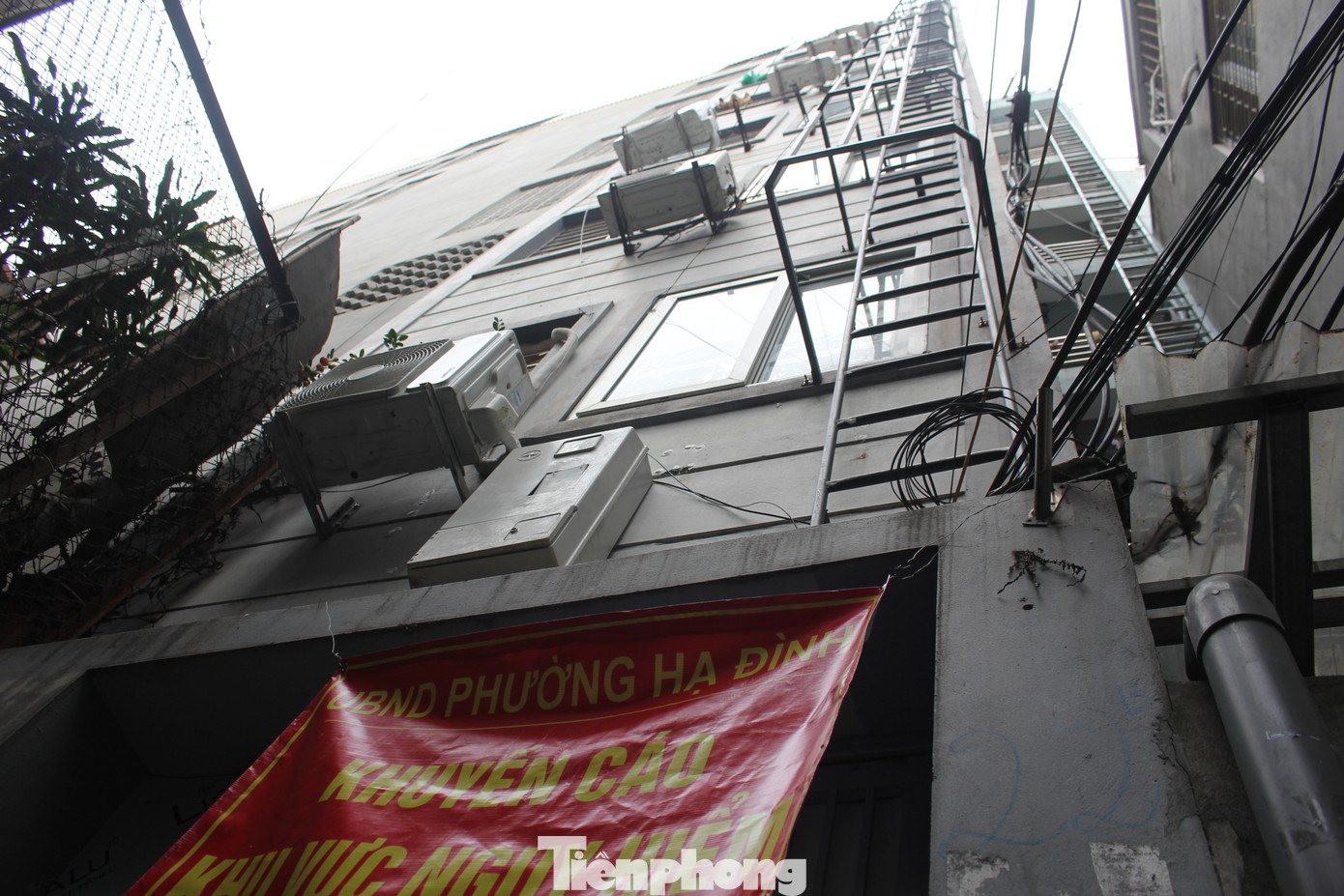 Hiện tại, trước cửa tòa nhà, lực lượng chức năng phường Hạ Đình đã cho dựng barie rào chắn và treo thông báo “Khuyến cáo khu vực nguy hiểm”. Hiện tại, trước cửa tòa nhà, lực lượng chức năng phường Hạ Đình đã cho dựng barie rào chắn và treo thông báo “Khuyến cáo khu vực nguy hiểm”.