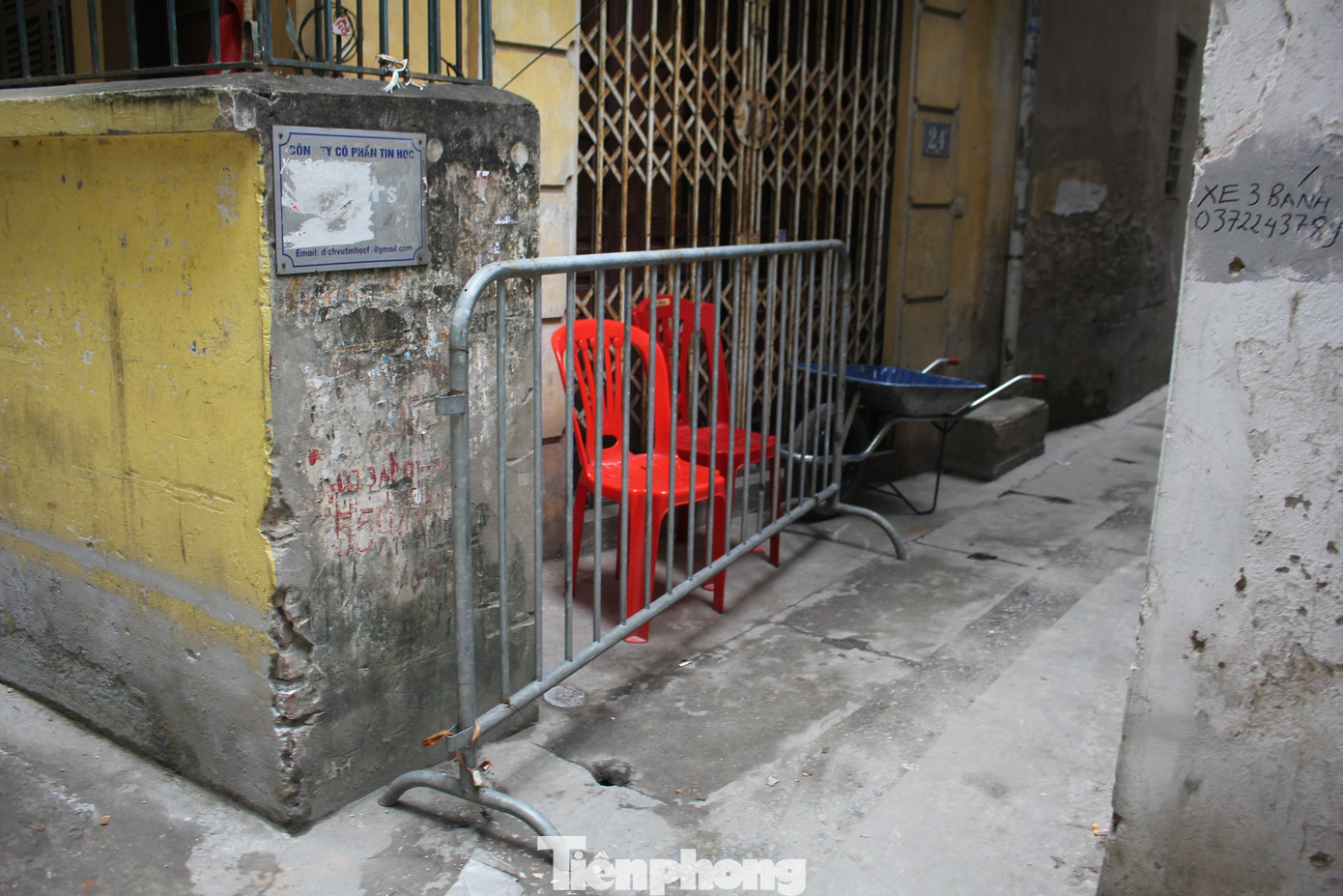 Phía đầu lối vào hẻm của tòa nhà, lực lượng chức năng cũng bố trí người trông coi và dựng barie rào chắn. Phía đầu lối vào hẻm của tòa nhà, lực lượng chức năng cũng bố trí người trông coi và dựng barie rào chắn.