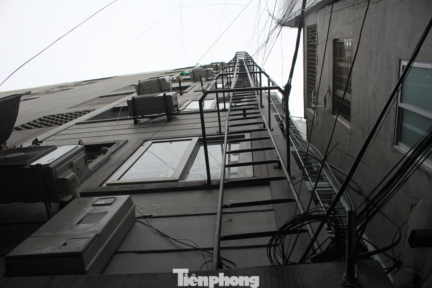 Bí thư Quận ủy Thanh Xuân Bùi Huyền Mai cho biết, tòa chung cư mini này đã được cấp sổ đỏ và các hộ dân sống ở nơi này là đồng chủ sở hữu. Bí thư Quận ủy Thanh Xuân Bùi Huyền Mai cho biết, tòa chung cư mini này đã được cấp sổ đỏ và các hộ dân sống ở nơi này là đồng chủ sở hữu.