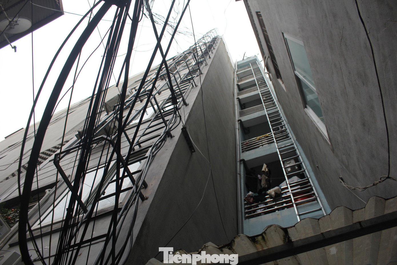 Theo tìm hiểu, chung cư mini 22B ngách 236/17 có 8 tầng với gần 60 căn hộ được đưa vào sử dụng năm 2017. Theo tìm hiểu, chung cư mini 22B ngách 236/17 có 8 tầng với gần 60 căn hộ được đưa vào sử dụng năm 2017.