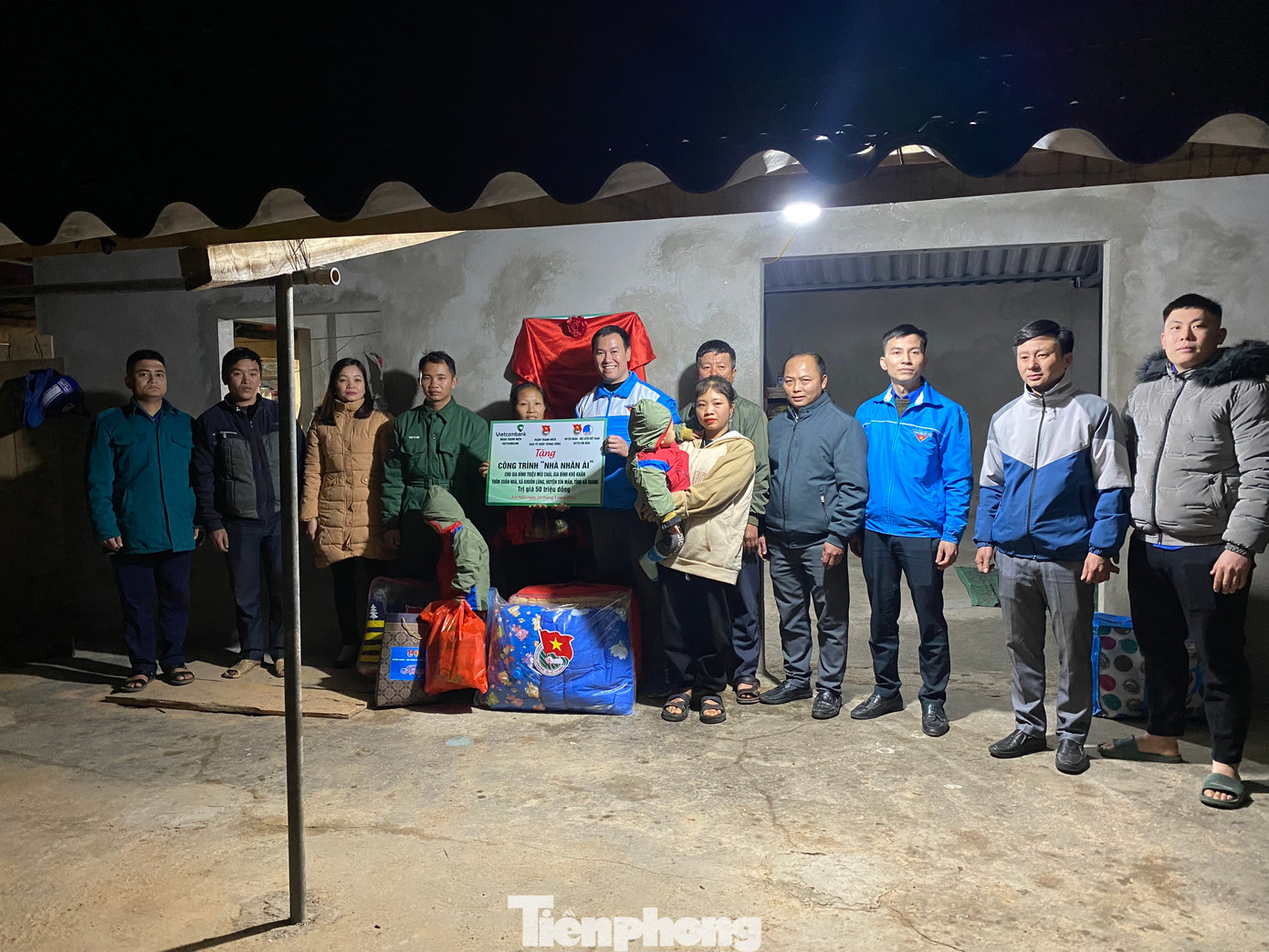 Phát huy tinh thần “lá lành đùm lá rách”, trước thềm Tết Nguyên đán 2024, Huyện đoàn Xín Mần đã phối hợp với UBND xã Khuôn Lùng tổ chức trao tặng công trình “Nhà nhân ái” cho gia đình bà Triệu Mùi Chài, thôn Xuân Hoà, xã Khuôn Lùng – một trong những gia đình có hoàn cảnh khó khăn trên địa bàn. Phát huy tinh thần “lá lành đùm lá rách”, trước thềm Tết Nguyên đán 2024, Huyện đoàn Xín Mần đã phối hợp với UBND xã Khuôn Lùng tổ chức trao tặng công trình “Nhà nhân ái” cho gia đình bà Triệu Mùi Chài, thôn Xuân Hoà, xã Khuôn Lùng – một trong những gia đình có hoàn cảnh khó khăn trên địa bàn.