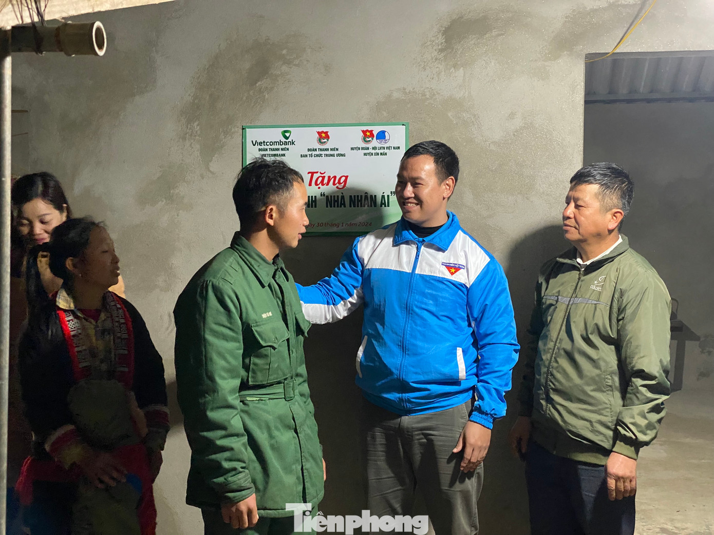 Công trình được trao tặng đúng dịp anh Triệu Tà Khé là con trai của bà Triệu Mùi Chài vừa qua đã hoàn thành nhiệm vụ tham gia nghĩa vụ quân sự trở về địa phương. Đây là nguồn khích lệ, động viên rất lớn và ý nghĩa đối với cá nhân và gia đình anh Triệu Tà Khé tiếp tục tham gia phát triển kinh tế, đóng góp công sức cho sự phát triển chung của địa phương và đoàn viên ưu tú trong tổ chức Đoàn xã. Công trình được trao tặng đúng dịp anh Triệu Tà Khé là con trai của bà Triệu Mùi Chài vừa qua đã hoàn thành nhiệm vụ tham gia nghĩa vụ quân sự trở về địa phương. Đây là nguồn khích lệ, động viên rất lớn và ý nghĩa đối với cá nhân và gia đình anh Triệu Tà Khé tiếp tục tham gia phát triển kinh tế, đóng góp công sức cho sự phát triển chung của địa phương và đoàn viên ưu tú trong tổ chức Đoàn xã.