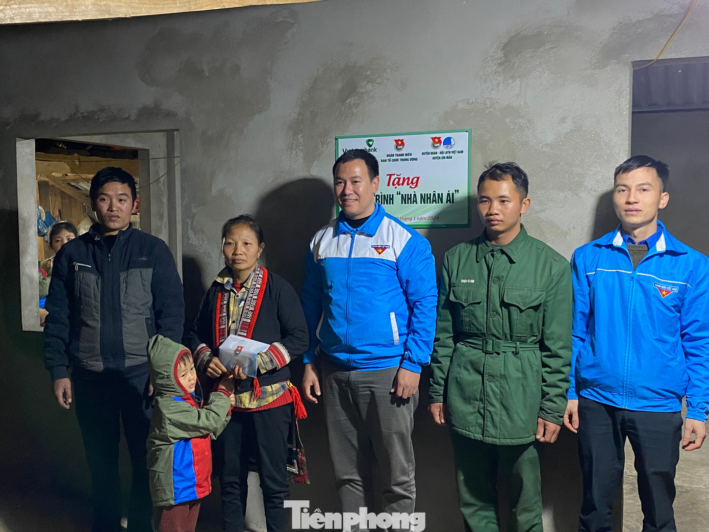 Chia sẻ với Tiền Phong, bà Triệu Mùi Chài rưng rưng cho biết: "Mình và gia đình cảm ơn Huyện đoàn và các nhà hảo tâm lắm, nhờ Huyện đoàn và các anh chị hảo tâm mà năm nay mình và gia đình được ăn Tết trong cái nhà khang trang, không còn lo mưa gió, rét buốt nữa. Mình chỉ biết nói lời cảm ơn rất nhiều". Chia sẻ với Tiền Phong, bà Triệu Mùi Chài rưng rưng cho biết: "Mình và gia đình cảm ơn Huyện đoàn và các nhà hảo tâm lắm, nhờ Huyện đoàn và các anh chị hảo tâm mà năm nay mình và gia đình được ăn Tết trong cái nhà khang trang, không còn lo mưa gió, rét buốt nữa. Mình chỉ biết nói lời cảm ơn rất nhiều".