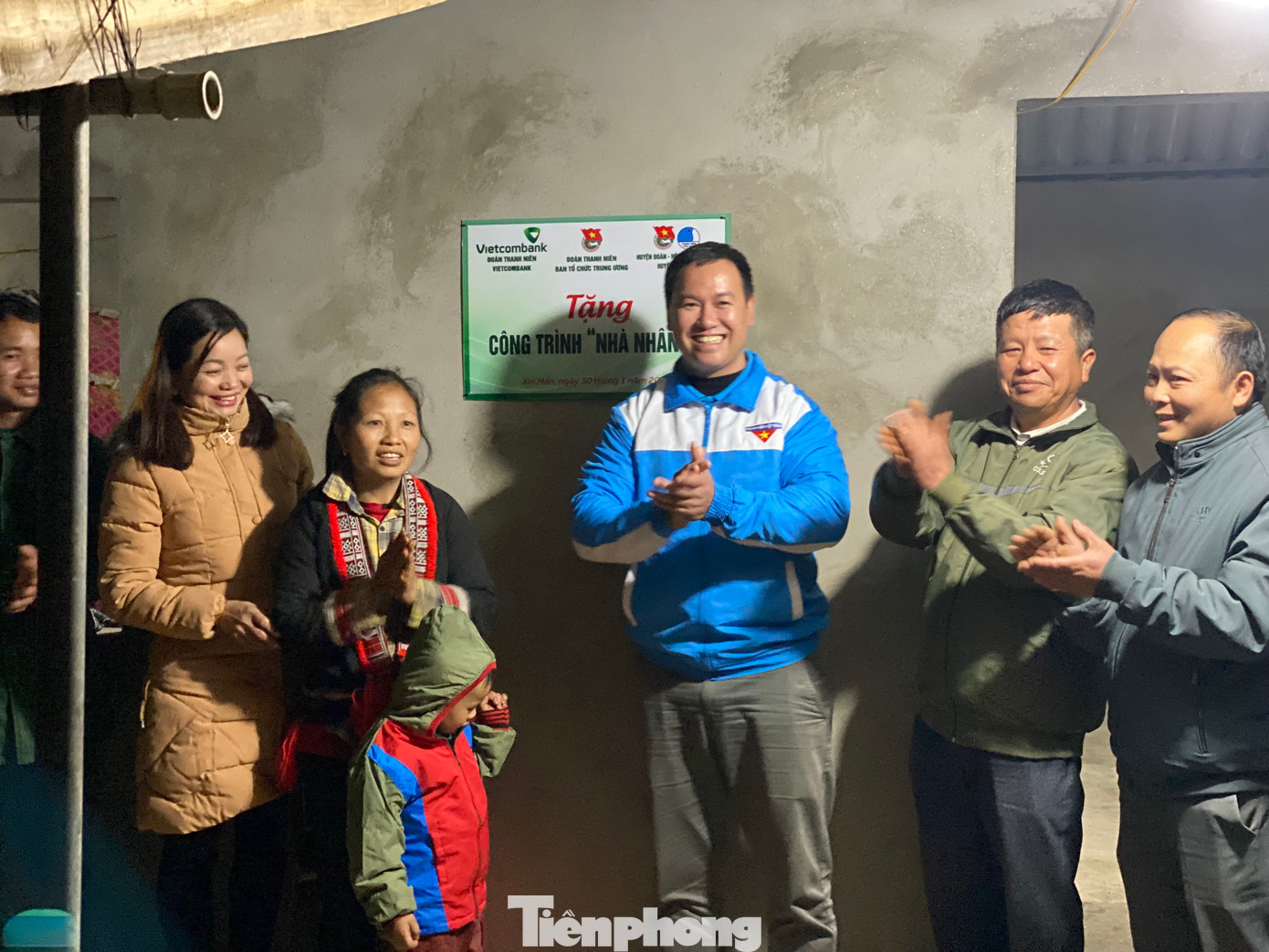 Đến dự và chung vui cùng gia đình có anh Lộc Văn Huy - Bí thư Huyện Đoàn; đại diện lãnh đạo Đảng uỷ, UBND xã, Đoàn thanh niên xã Khuôn Lùng. Đến dự và chung vui cùng gia đình có anh Lộc Văn Huy - Bí thư Huyện Đoàn; đại diện lãnh đạo Đảng uỷ, UBND xã, Đoàn thanh niên xã Khuôn Lùng.