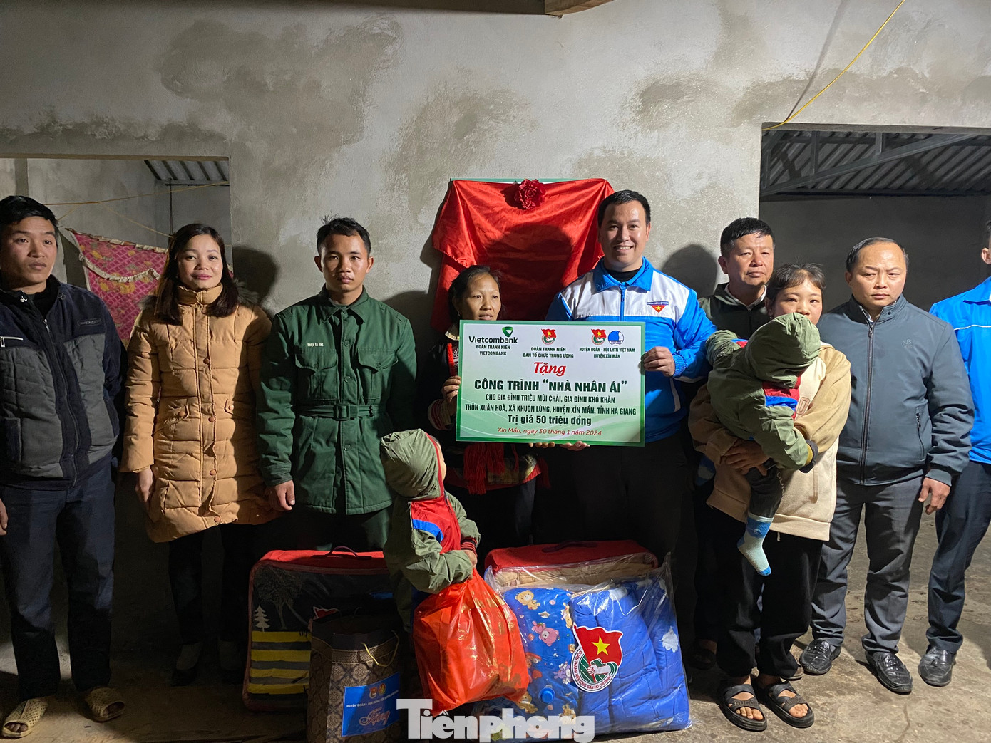 Tại buổi trao tặng, Huyện đoàn Xín Mần và các nhà hảo tâm đã trao tặng nhiều phần quà ý nghĩa cho gia đình bà Triệu Mùi Chài, mong muốn gia đình đón Tết Giáp Thìn 2024 vui vẻ, ấm cúng. Tại buổi trao tặng, Huyện đoàn Xín Mần và các nhà hảo tâm đã trao tặng nhiều phần quà ý nghĩa cho gia đình bà Triệu Mùi Chài, mong muốn gia đình đón Tết Giáp Thìn 2024 vui vẻ, ấm cúng.
