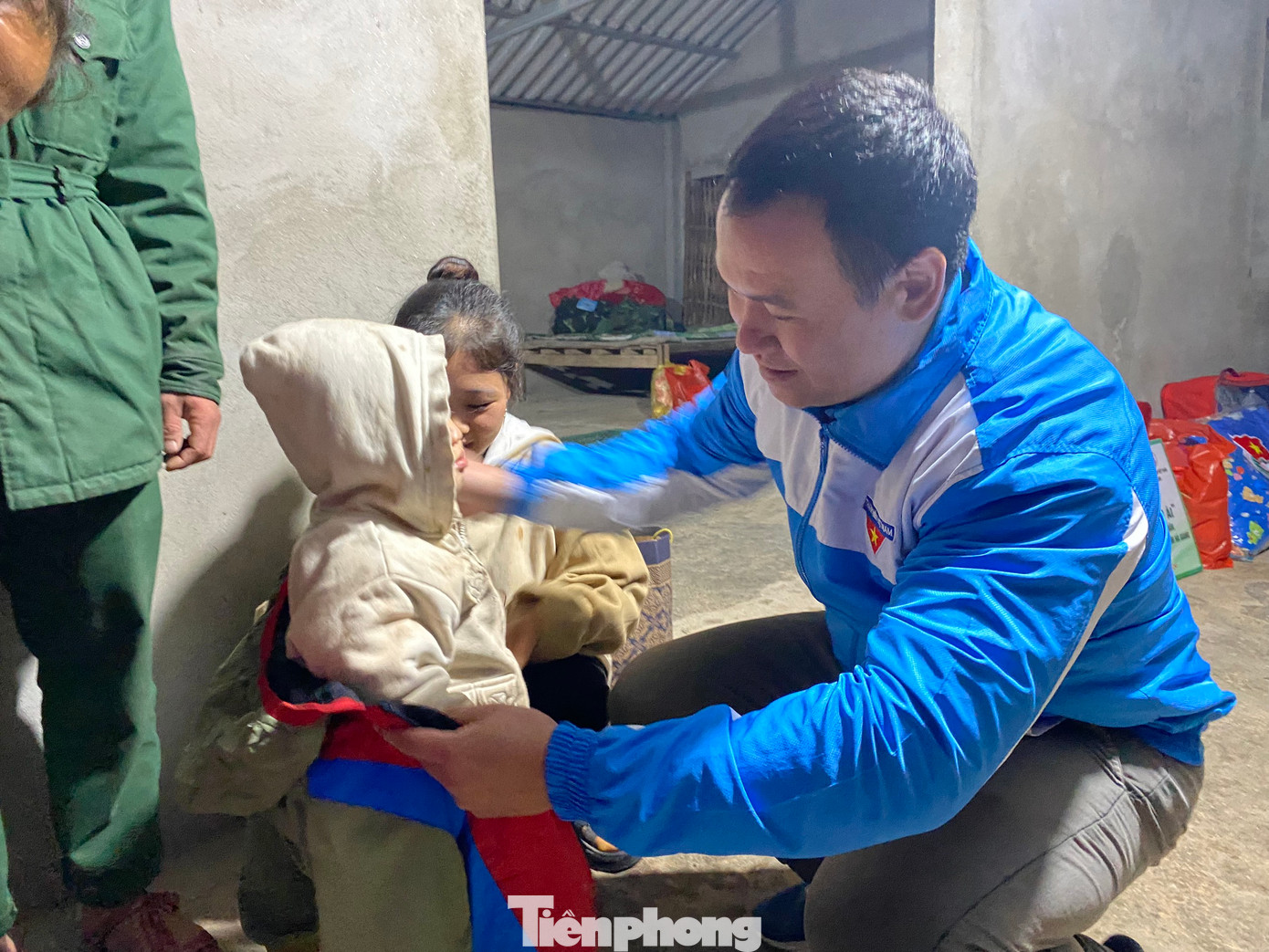 Công trình “Nhà nhân ái” được triển khai xây dựng trong 1 tháng. Nhà được xây cấp 4 được kiên cố với tổng diện tích 80m2, đến nay đang dần hoàn thiện và đã đưa vào sử dụng, tổng kinh phí trên 100 triệu đồng. Trong đó Huyện đoàn Xín Mần, Đoàn thanh niên ban tổ chức Trung ương và Đoàn thanh niên Vietcombank ủng hộ 50 triệu đồng, cùng với sự giúp đỡ ngày công của bà con nhân dân trong thôn. Công trình “Nhà nhân ái” được triển khai xây dựng trong 1 tháng. Nhà được xây cấp 4 được kiên cố với tổng diện tích 80m2, đến nay đang dần hoàn thiện và đã đưa vào sử dụng, tổng kinh phí trên 100 triệu đồng. Trong đó Huyện đoàn Xín Mần, Đoàn thanh niên ban tổ chức Trung ương và Đoàn thanh niên Vietcombank ủng hộ 50 triệu đồng, cùng với sự giúp đỡ ngày công của bà con nhân dân trong thôn.