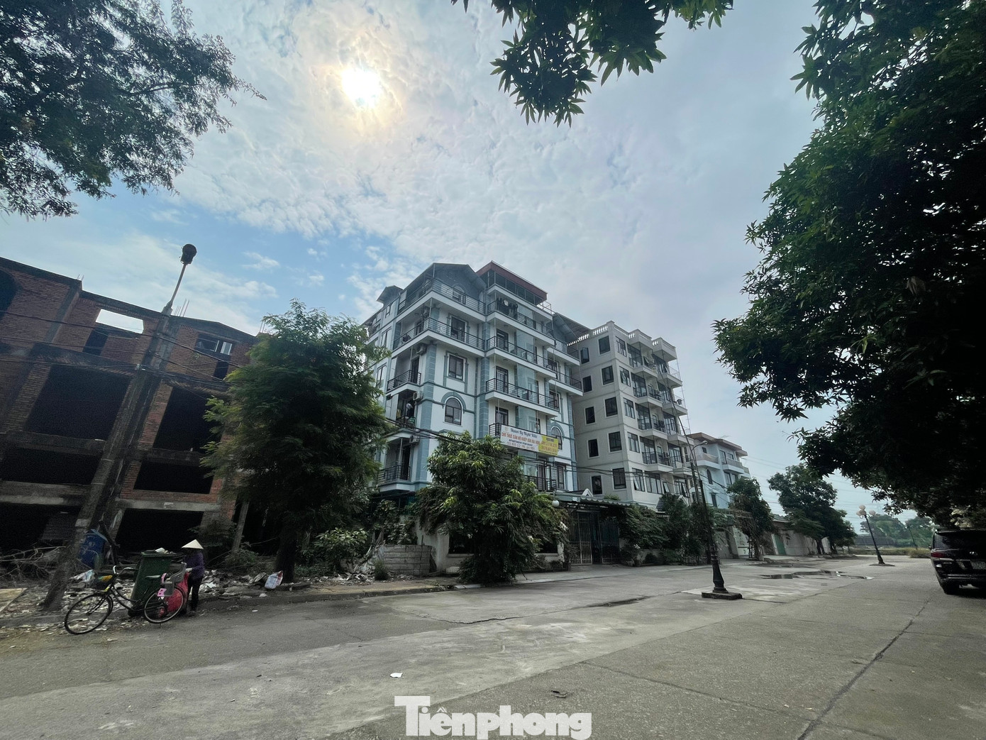 Hình ảnh tòa nhà Hoàn Sơn Villa hồi tháng 08/2022 khi bị tạm đình chỉ hoạt động (ảnh trái) và nay (phải). (Ảnh: Lập Đông) Hình ảnh tòa nhà Hoàn Sơn Villa hồi tháng 08/2022 khi bị tạm đình chỉ hoạt động (ảnh trái) và nay (phải). (Ảnh: Lập Đông)