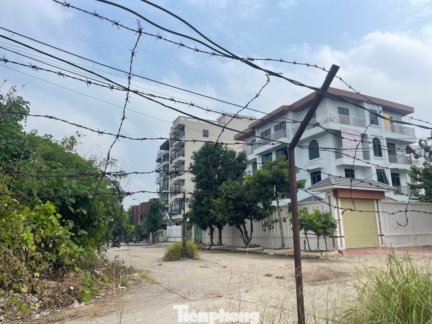 Dù đã gửi công văn và nhiều lần liên hệ với những người có trách nhiệm liên quan đến hai tòa nhà có nhiều vi phạm tại Dự án khu nhà ở xã Hoàn Sơn, nhưng PV đều không nhận được phản hồi. Dù đã gửi công văn và nhiều lần liên hệ với những người có trách nhiệm liên quan đến hai tòa nhà có nhiều vi phạm tại Dự án khu nhà ở xã Hoàn Sơn, nhưng PV đều không nhận được phản hồi.