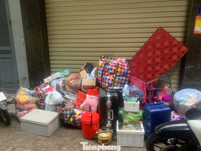 Mới đây, UBND quận Thanh Xuân có văn bản khuyến cáo đề nghị người dân trong tòa nhà thực hiện di chuyển để đảm bảo an toàn và tìm phương án khắc phục. Đêm 23/2 đến ngày 24/2, các hộ dân đã khẩn cấp di dời ra khỏi tòa nhà. (Ảnh: Duy Phạm) Mới đây, UBND quận Thanh Xuân có văn bản khuyến cáo đề nghị người dân trong tòa nhà thực hiện di chuyển để đảm bảo an toàn và tìm phương án khắc phục. Đêm 23/2 đến ngày 24/2, các hộ dân đã khẩn cấp di dời ra khỏi tòa nhà. (Ảnh: Duy Phạm)