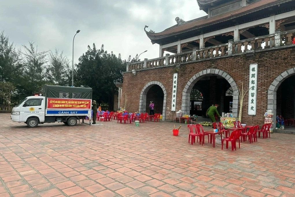 Hình ảnh lực lượng công an thu giữ đồ nghề bán nước mía của quán nước bị tố bán nước thừa (Ảnh: L.T).